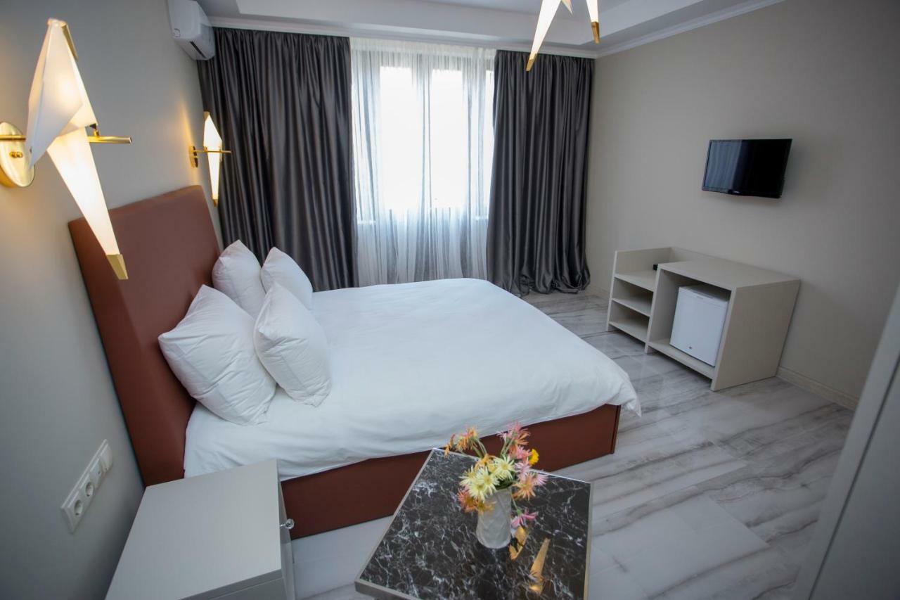 Downtown Hotel Batumi Exteriör bild