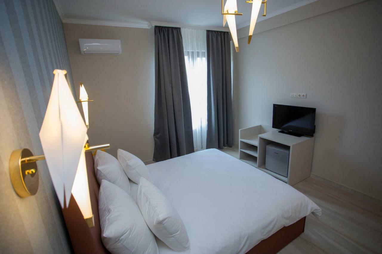 Downtown Hotel Batumi Exteriör bild